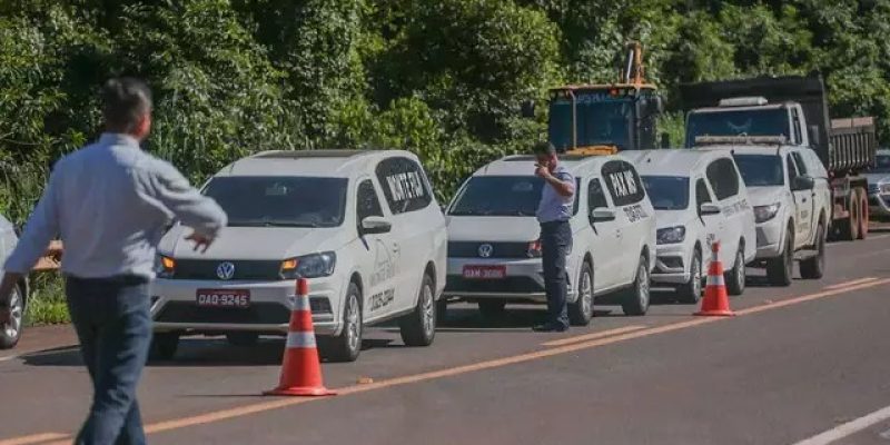 Carros funerários fazem fila e aguardam retirada de corpos (Foto: Marcos Maluf)