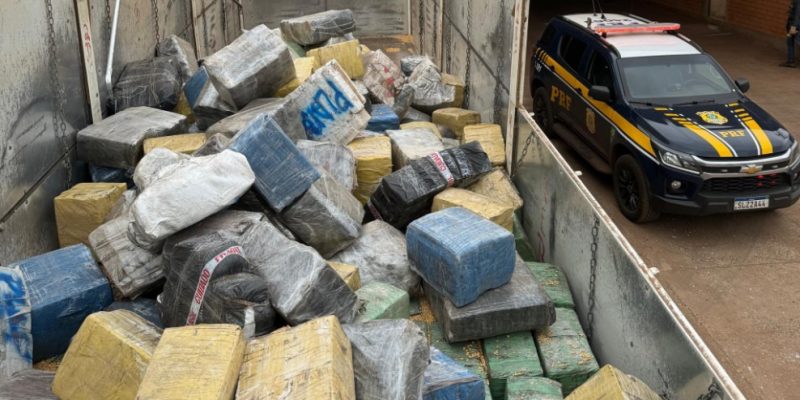 Fardos de maconha apreendidos em carreta com milho, na MS-145 (Foto: PRF/Divulgação)