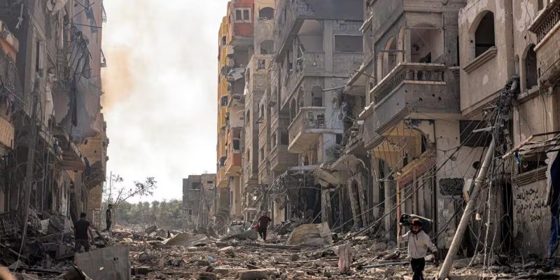Na imagem, um homem caminhando em meio aos destroços da guerra na Faixa de Gaza — Foto: MAHMUD HAMS / AFP