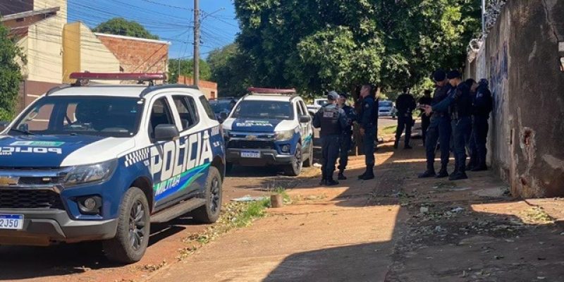 Equipes da Polícia Militar em frente ao local onde ladrão foi morto (Foto: Antonio Bispo)