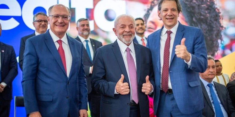 Lula, o vice-presidente Geraldo Alckmin e o ministro Fernando Haddad - Diogo Zacarias/MF
