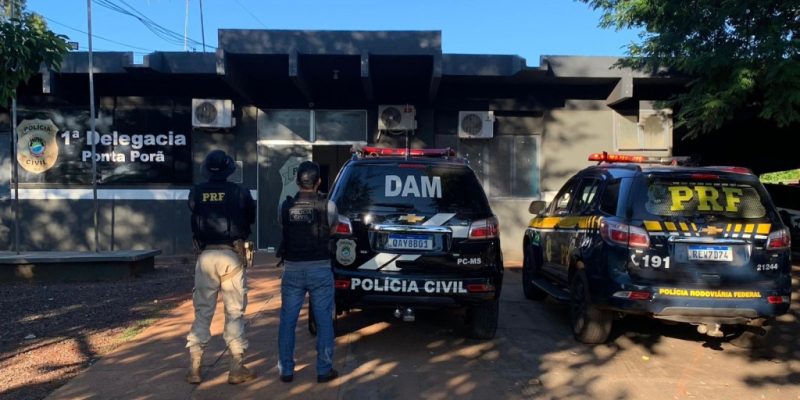 Policiais que cumpriram mandado de prisão e levaram o PRF para a delegacia (Foto: Divulgação)