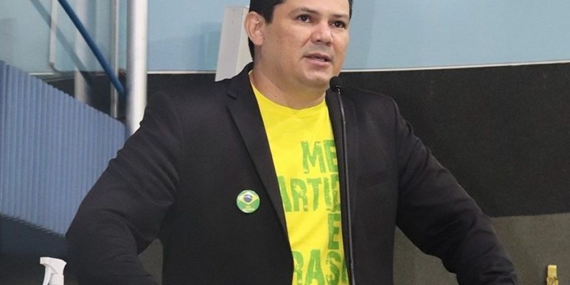 Reprodução/Câmara dos Deputados
Deputado Gilvan da Federal (PL-ES) "veste" bandeira do Brasil ao incentivar crime de ódio