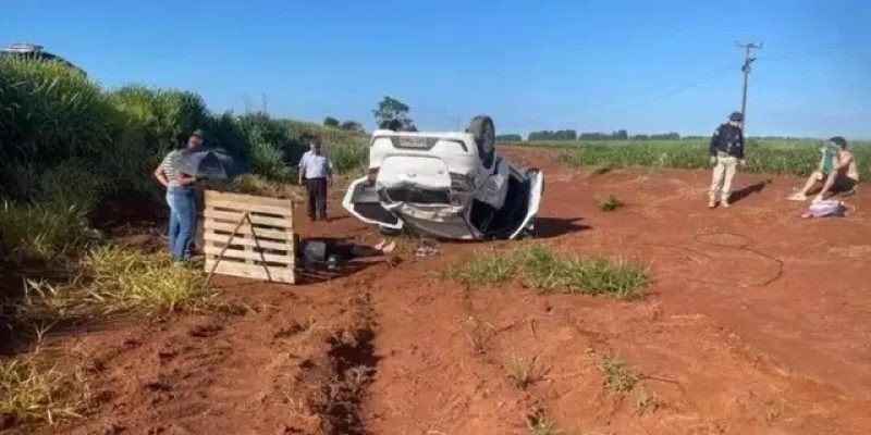 Veículo capotado em área às margens da rodovia após pneu estourar (Foto: Ponta Porã News)