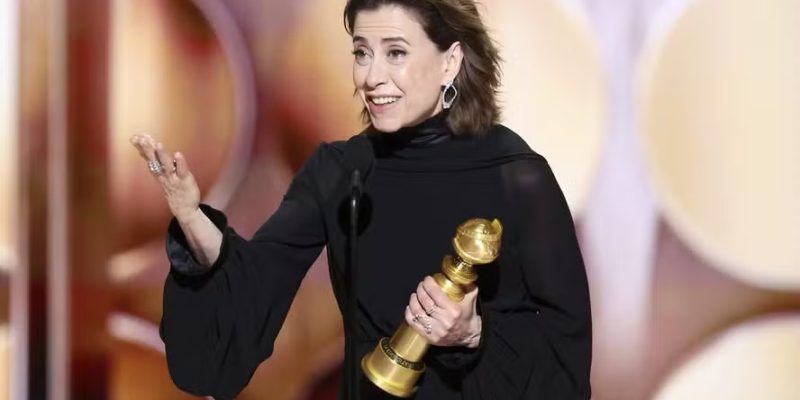 Fernanda Torres recebe o Globo de Ouro de melhor atriz — Foto: Rich Polk/GG2025/Penske Media via Getty Images