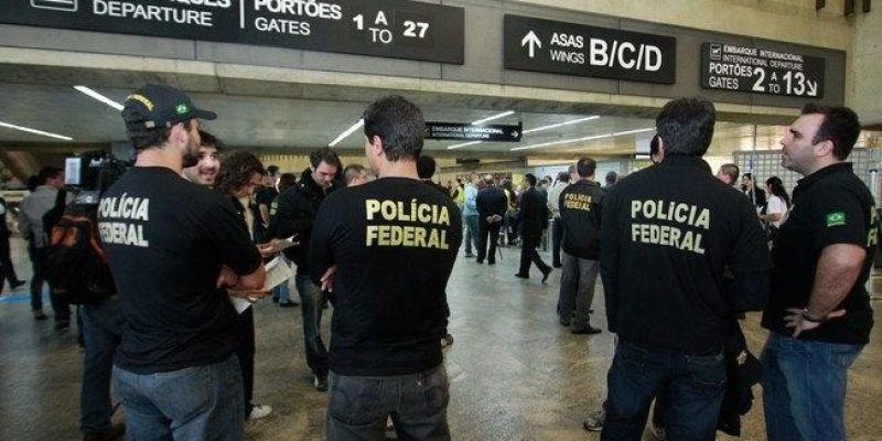 Agentes da PF em operação contra o trafico internacional de drogas no Aeroporto de Guarulhos
