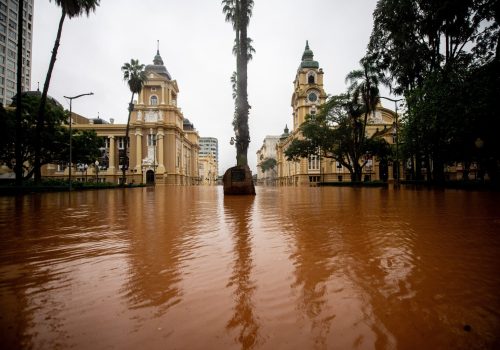 Nível do lago supera a marca de 5,20 metros e águas invadem bairros da capital gaúcha