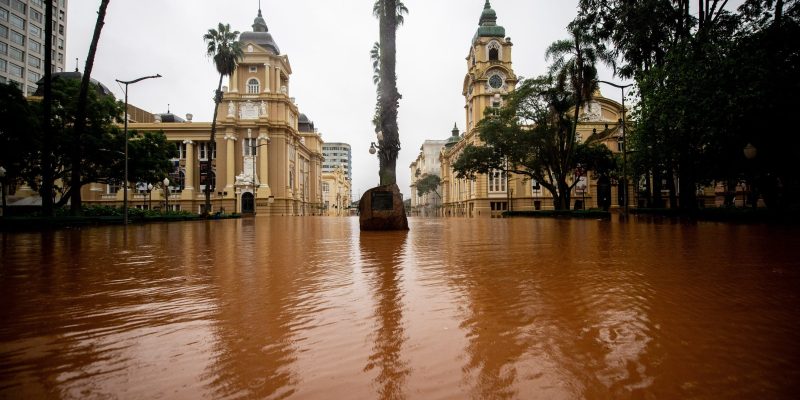 Nível do lago supera a marca de 5,20 metros e águas invadem bairros da capital gaúcha