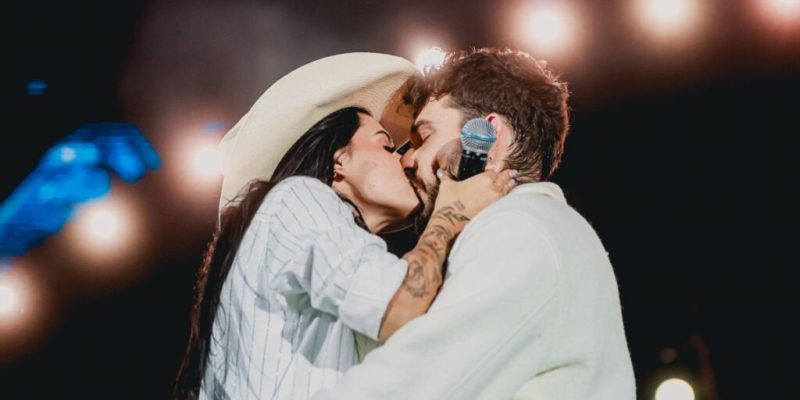 Beijo do casal no palco – Foto (@dronejc_prod)