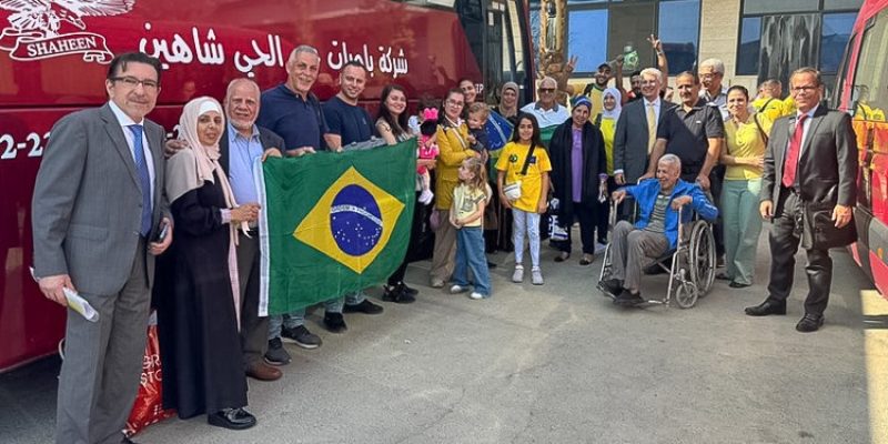 Os veículos foram identificados com a bandeira do Brasil - Imagem - Divulgação