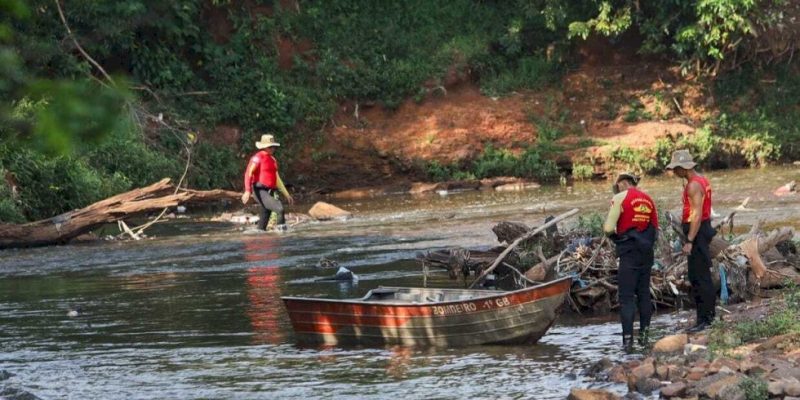Bombeiros usaram barco para auxiliar nas buscas. (Foto: Henrique Kawaminami/CGNews)