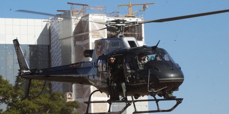 O helicóptero da Sejusp opera  com cinco militares especialistas em busca e salvamento - Foto: João Garrigó