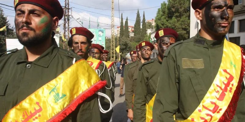 Membros do Hezbollah  — Foto: Mahmoud Zayyat/AFP