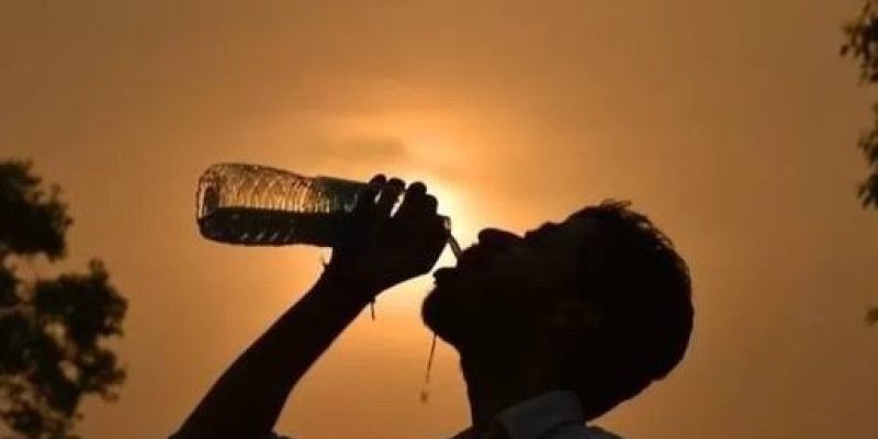 Crianças e idosos devem ser monitorados e estimulados quanto à hidratação e ao conforto em ambientes secos