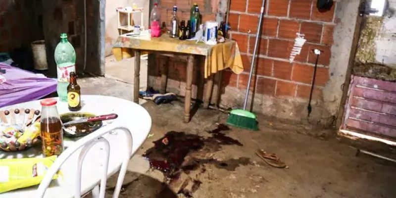 Casa onde o suspeito se escondeu e marca de sangue no chão. (Foto: Henrique Kawaminami)