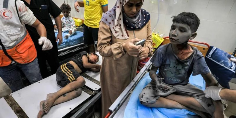 Crianças são atendidas no hospital Nasser em Khan Yunis, no sul da Faixa de Gaza - Foto: Mahmud Hams/AFP