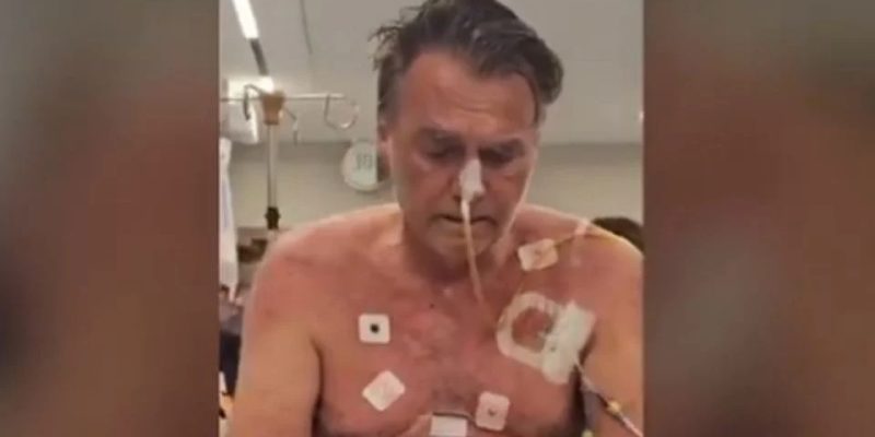 Bolsonaro tenta caminhar no hospital após cirurgia.
Créditos: Reprodução
