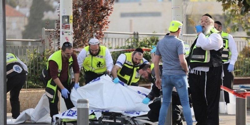 Vítimas estavam em um ponto de ônibus em Jerusalém Oriental
MENAHEM KAHANA/AFP