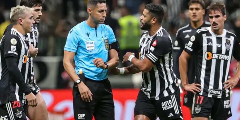 O Atlético reclamou bastante da expulsão de Hulk, aos 30 minutos do primeiro tempo