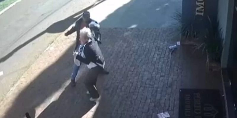 Idosa é espancada com chutes após ser perseguida por desconhecido