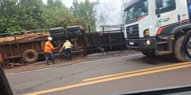 Com carga de eucalipto, carreta tombom às margens da BR-262