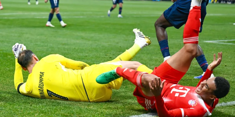 Musiala cai no gramado após choque com o goleiro Donnarumma - Imagem -  Rich von Biberstein