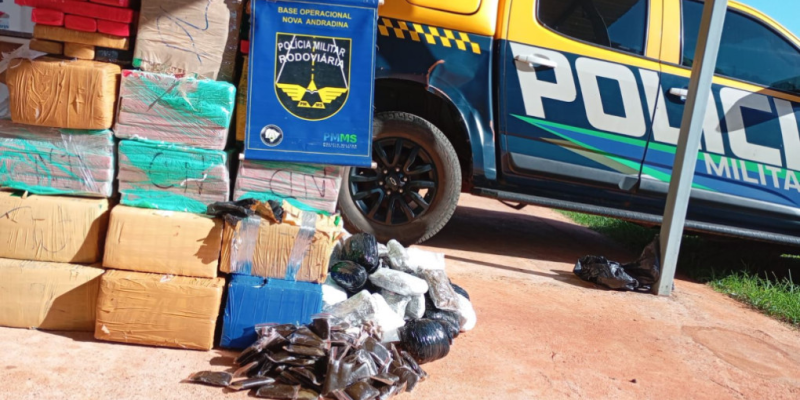 Fardos e invólucros com droga, apreendidos na MS-380 (Foto: Divulgação)