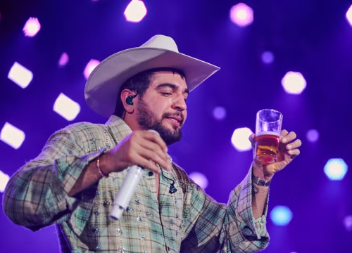 Entre dancinhas e "gelas", Nattan fez um show de quase duas horas no Ribeirão Rodeo Music 2026 — Foto: Érico Andrade