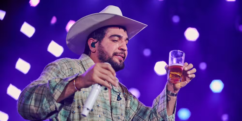 Entre dancinhas e "gelas", Nattan fez um show de quase duas horas no Ribeirão Rodeo Music 2026 — Foto: Érico Andrade