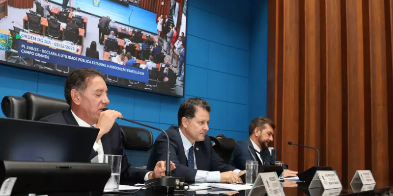 Gerson Claro (esq) preside sessão na Assembleia Legislativa de MS (Foto/Divulgação/ALEMS)