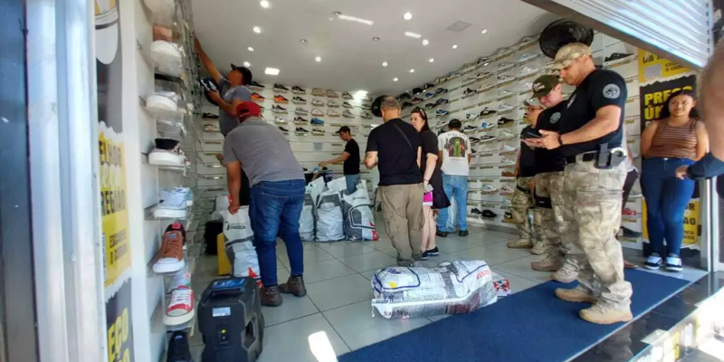 Fiscalização em loja da Rua 15 de Novembro (Foto: Murilo Medeiros)