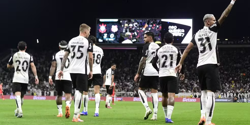Jogadores do Corinthians comemoram gol de Kayke — Foto: Marcos Ribolli