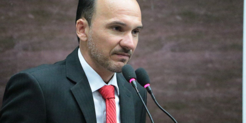 Júnior Rodrigues, como é conhecido, na tribuna da Câmara de Dourados (Foto: Arquivo/CMD)