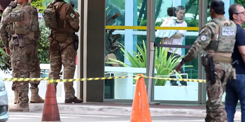 Homem está com pacote suspeito e se recusa a sair