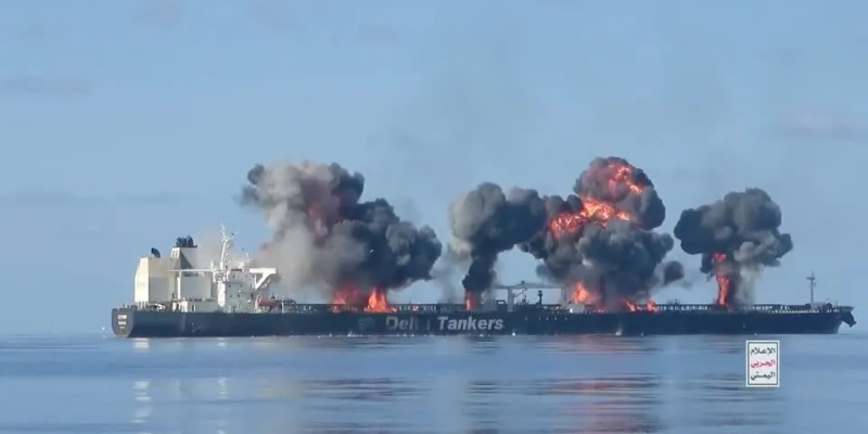 Imagens de explosão causada por Houthis em navio petroleiro grego na semana passada.  • HOUTHIS MILITARY