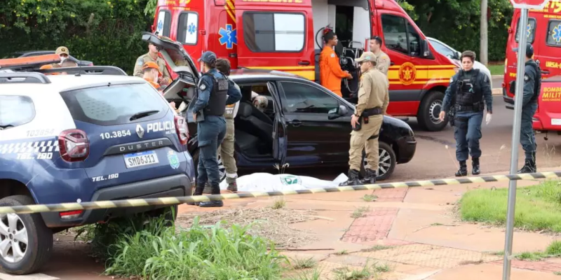 Polícia Militar e Corpo de Bombeiros no local em que homem morreu (Foto: Osmar Veiga)
