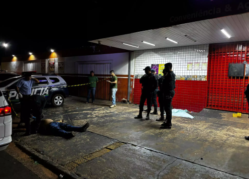 Corpo da vítima caído na calçada da conveniência