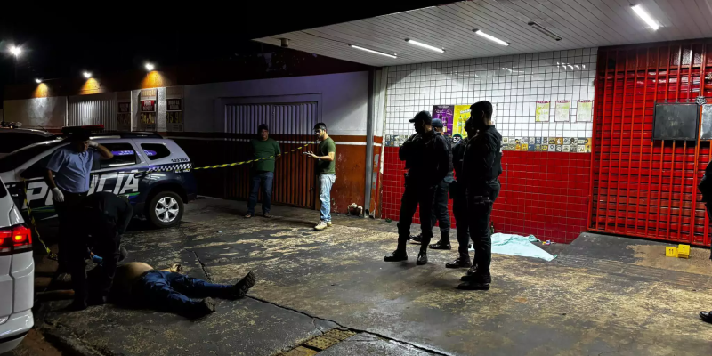 Corpo da vítima caído na calçada da conveniência
