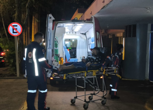 Momento em que vítima de tiros chegava ao Hospital da Vida (Foto: Leandro Holsbach)