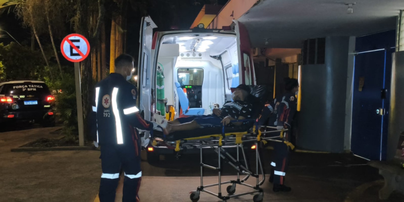 Momento em que vítima de tiros chegava ao Hospital da Vida (Foto: Leandro Holsbach)
