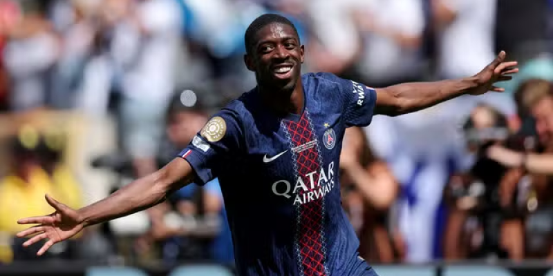 Dembélé comemora o segundo gol do PSG contra o Real Madrid, marcado por ele (Foto: Patrick Smith - FIFA/FIFA via Getty Images)