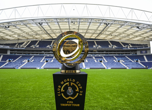 Troféu do Mundial de Clubes da FIFA no Estádio do Dragão no tour da taça — Foto: Octavio Passos - FIFA via Getty Images