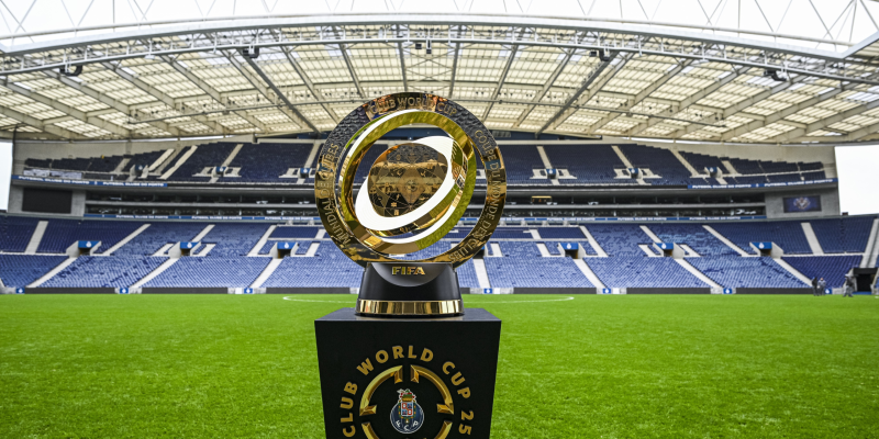 Troféu do Mundial de Clubes da FIFA no Estádio do Dragão no tour da taça — Foto: Octavio Passos - FIFA via Getty Images