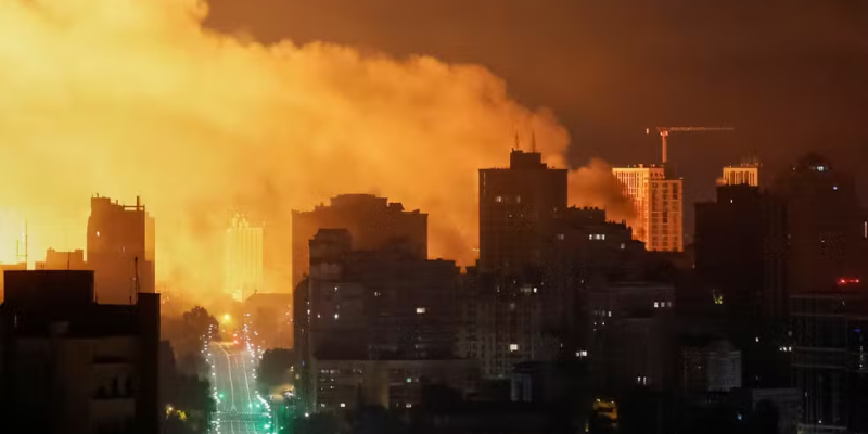 Explosão de ataque de drone ilumina o céu de Kiev, capital da Ucrânia, na madrugada de 10 de julho de 2025. — Foto: REUTERS/Gleb Garanich
