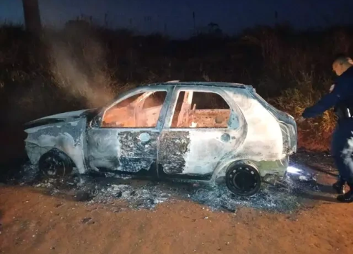 Carro encontrado queimado cerca de 2 horas depois do crime (Foto: Divulgação)
