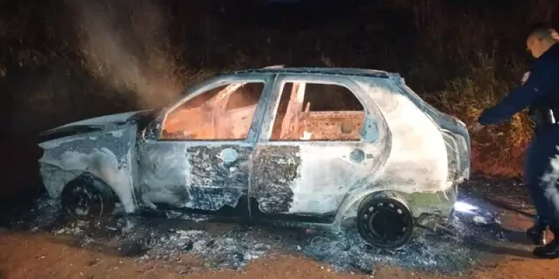 Carro encontrado queimado cerca de 2 horas depois do crime (Foto: Divulgação)