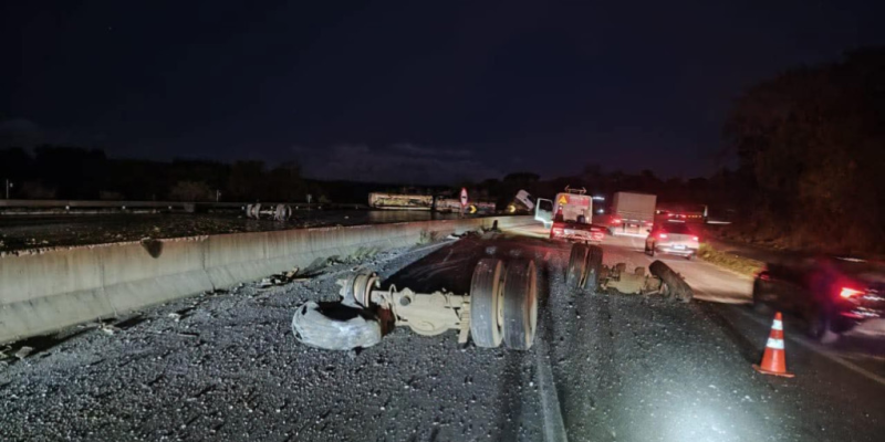 Cabine de carreta ficou destruída; motorista era de Dourados (Foto: PRF/Divulgação)