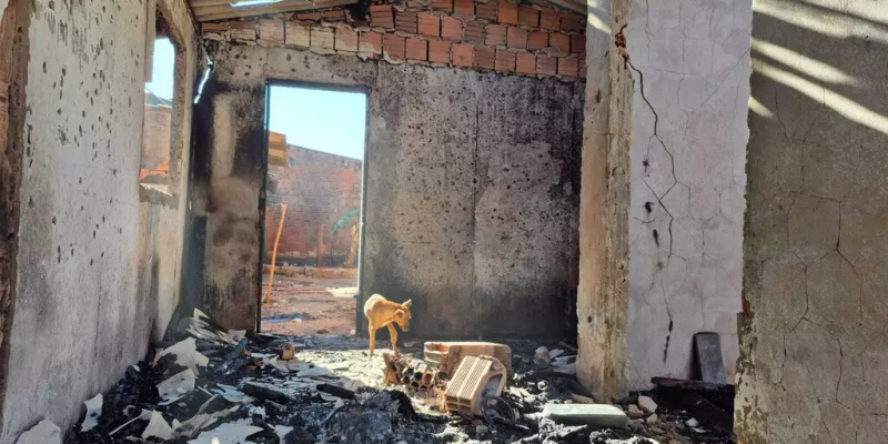 Casa queimada em que vítima morreu. (Foto: Marcos Maluf)