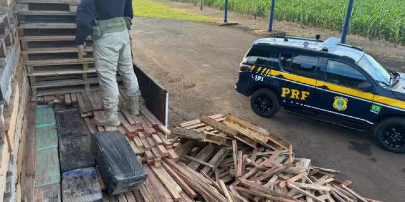 Droga estava escondida entre paletes de madeira. (Foto: Reprodução/PRF)