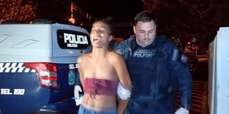 Clarice no momento em que foi presa pela Polícia Militar (Foto: Leandro Holsback)